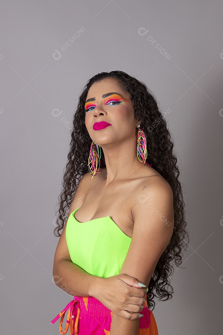 Linda morena do cabelo cacheado sorridente fantasiada sobre fundo isolado