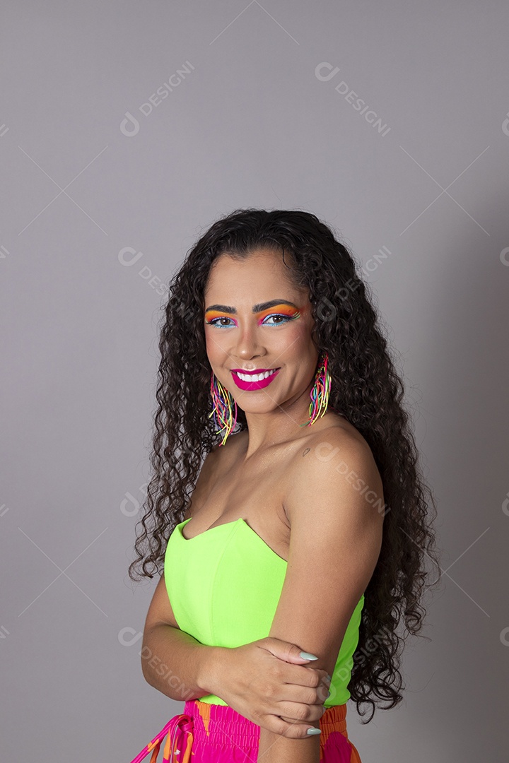 Linda morena do cabelo cacheado sorridente fantasiada sobre fundo isolado