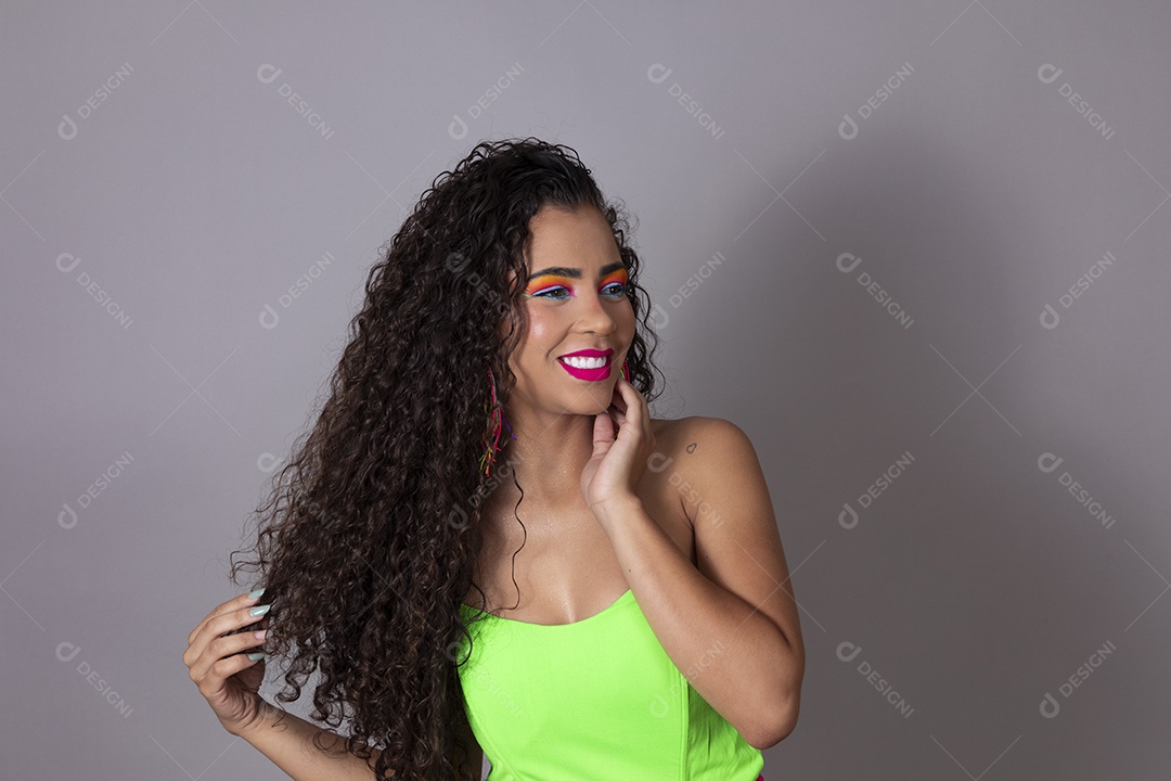 Linda morena do cabelo cacheado sorridente maquiada sobre fundo isolado