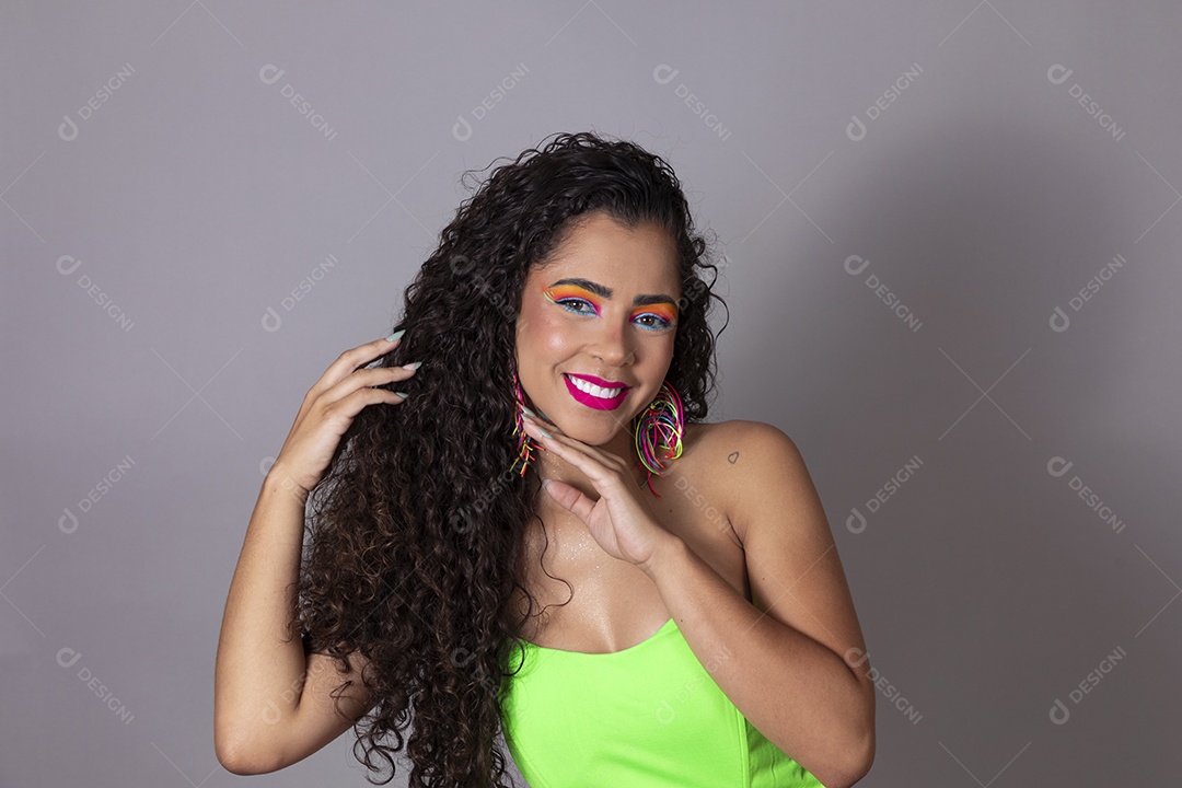 Linda morena do cabelo cacheado sorridente maquiada sobre fundo isolado