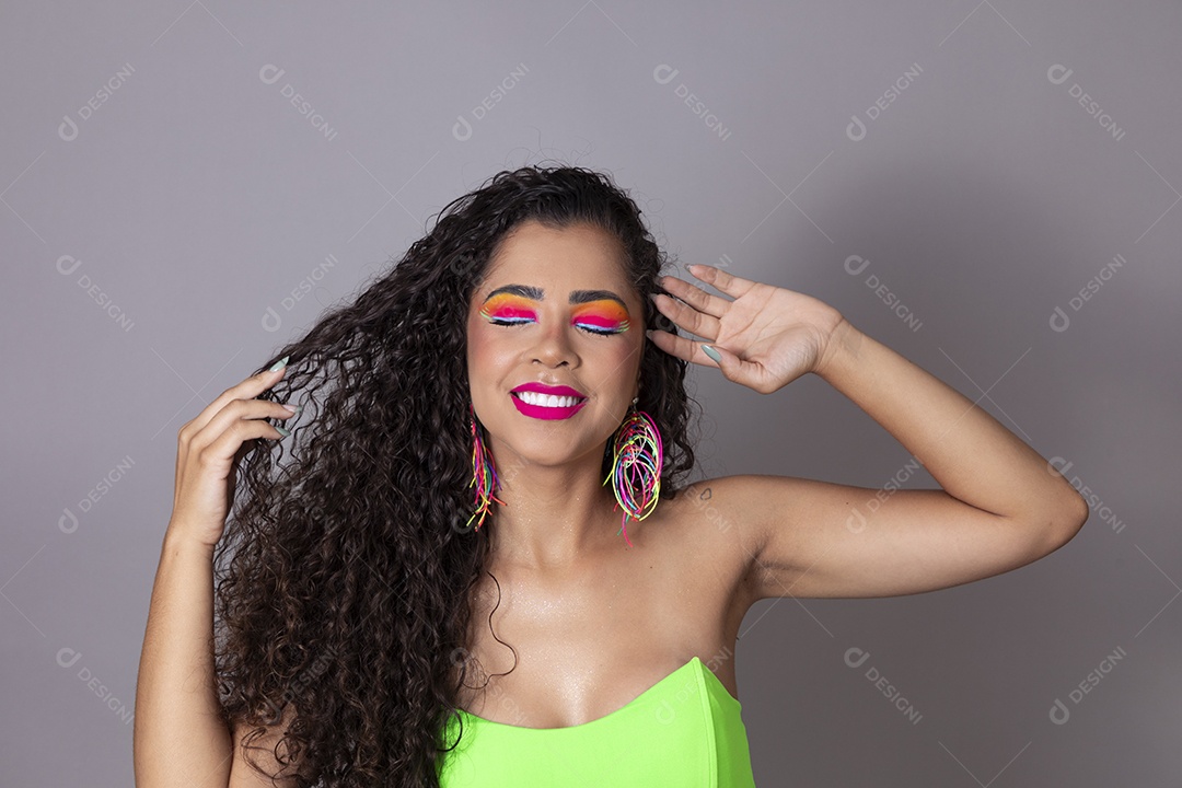 Linda morena do cabelo cacheado sorridente maquiada sobre fundo isolado