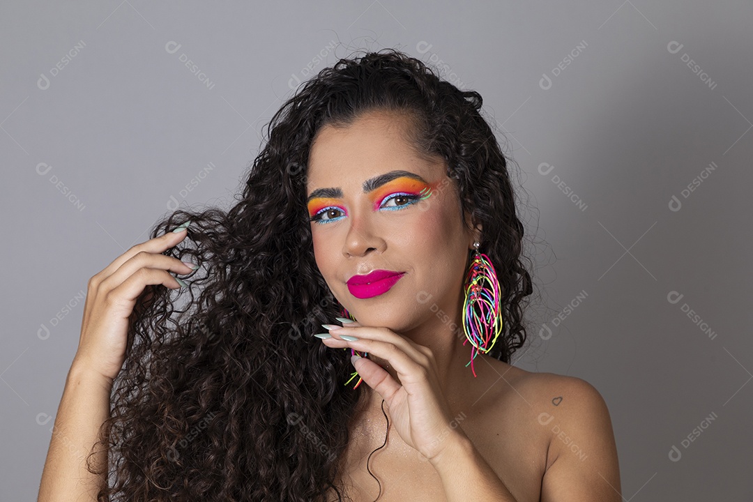 Linda morena do cabelo cacheado sorridente maquiada sobre fundo isolado