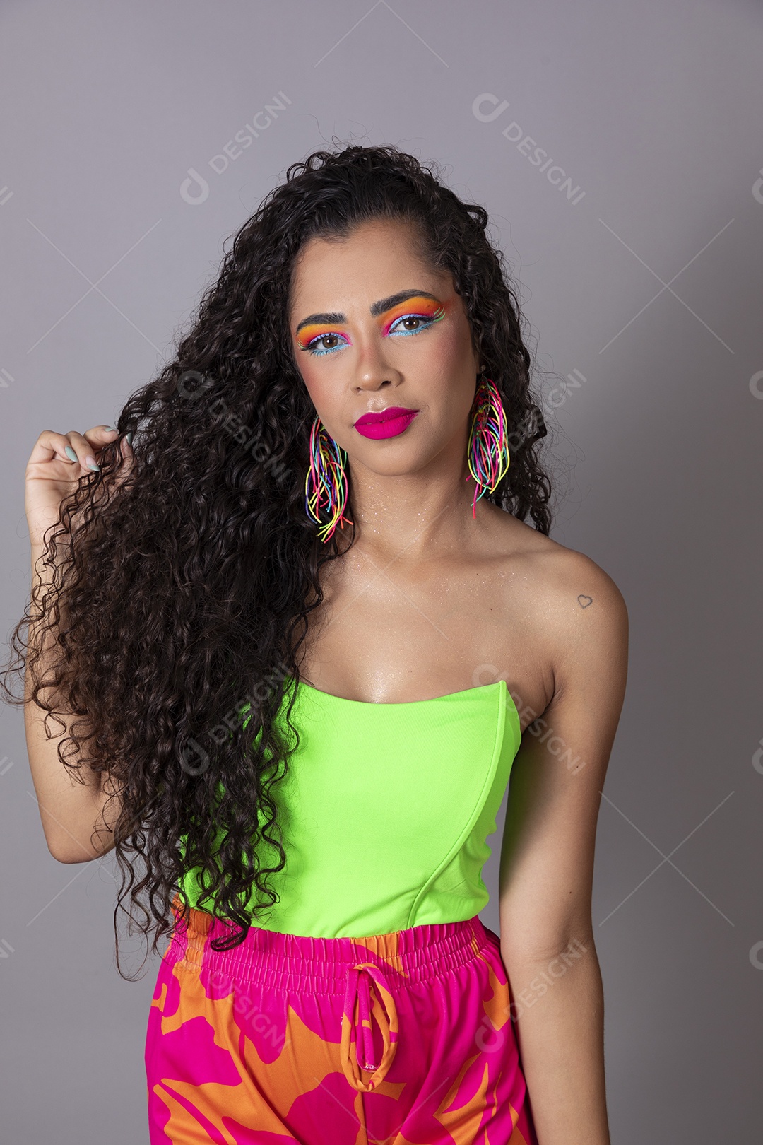 Linda morena do cabelo cacheado sorridente fantasiada sobre fundo isolado