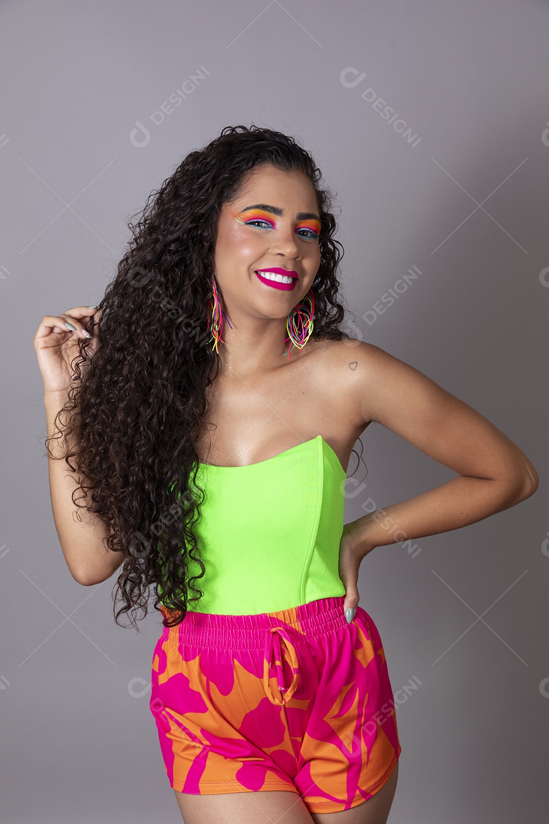 Linda morena do cabelo cacheado sorridente fantasiada sobre fundo isolado