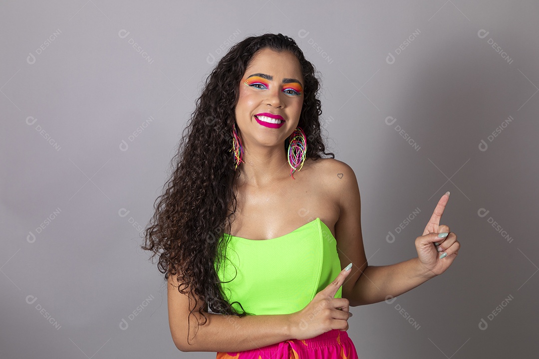 Linda morena do cabelo cacheado sorridente maquiada sobre fundo isolado