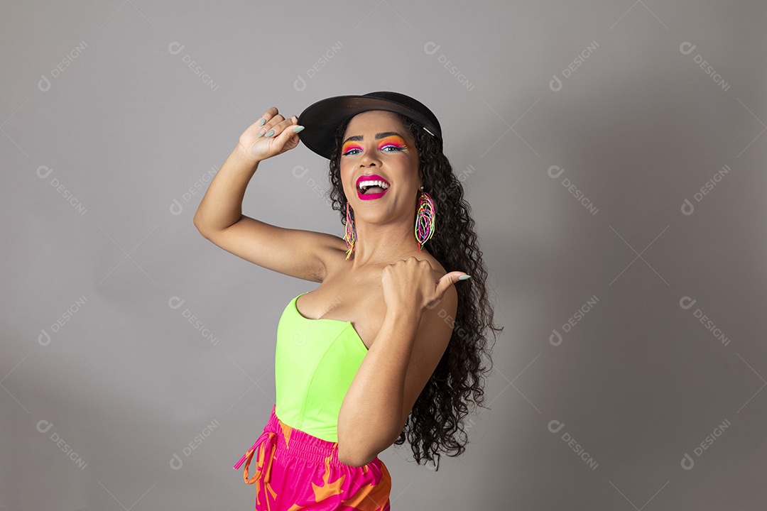 Linda morena do cabelo cacheado sorridente maquiada usando boné sobre fundo isolado