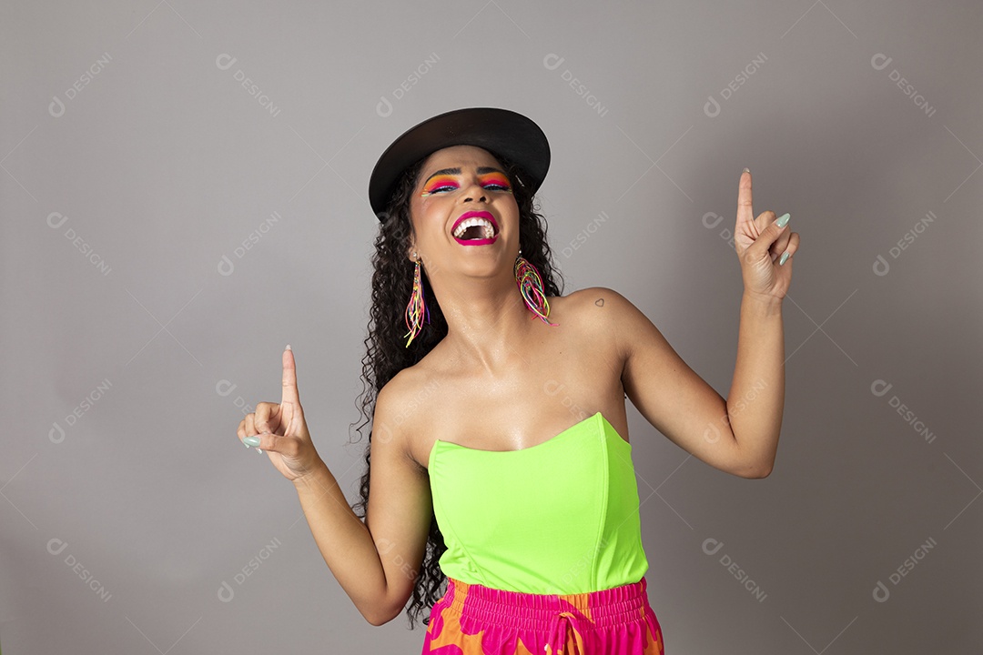 Linda morena do cabelo cacheado sorridente maquiada usando boné sobre fundo isolado