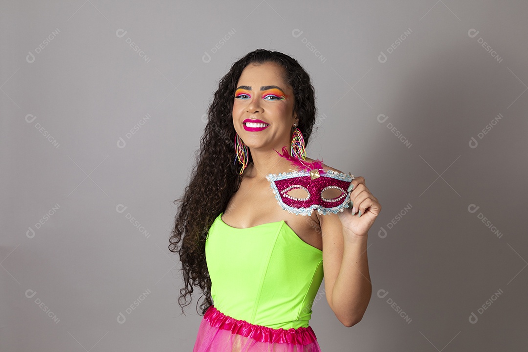 Linda morena do cabelo cacheado sorridente fantasiada sobre fundo isolado