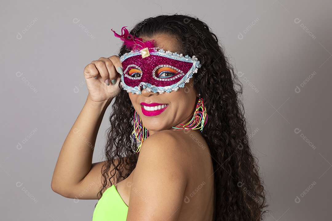 Linda morena do cabelo cacheado sorridente fantasiada sobre fundo isolado