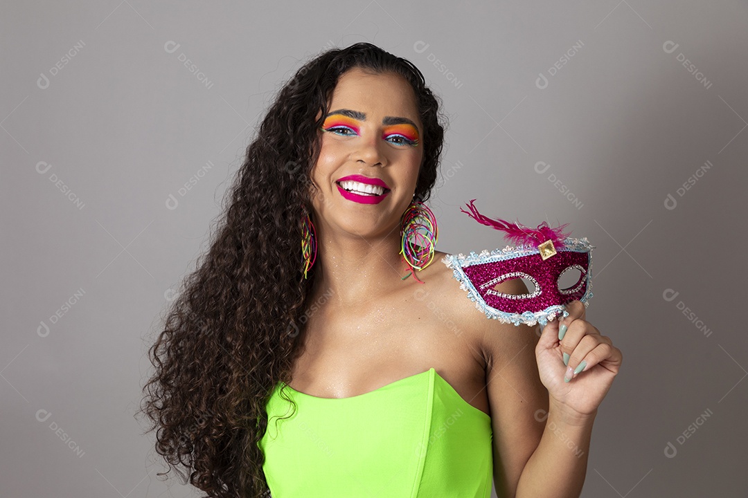 Linda morena do cabelo cacheado sorridente fantasiada sobre fundo isolado