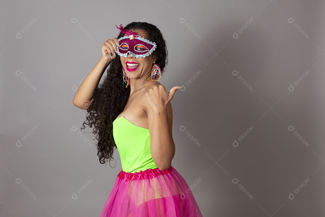 Linda morena do cabelo cacheado sorridente fantasiada sobre fundo isolado