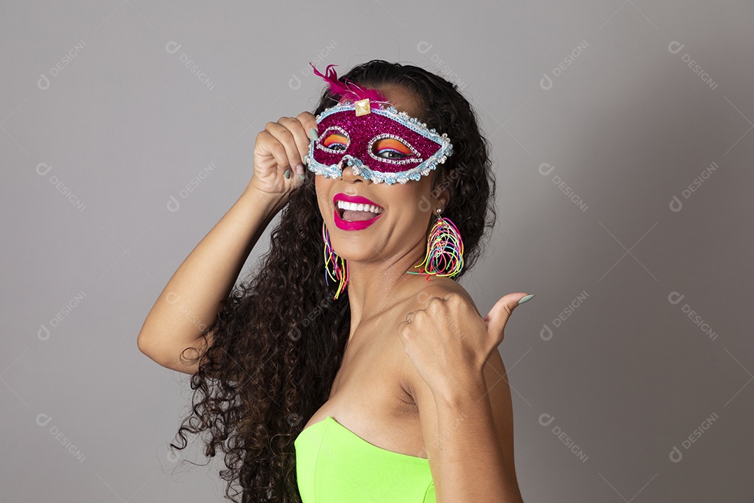 Linda morena do cabelo cacheado sorridente fantasiada sobre fundo isolado