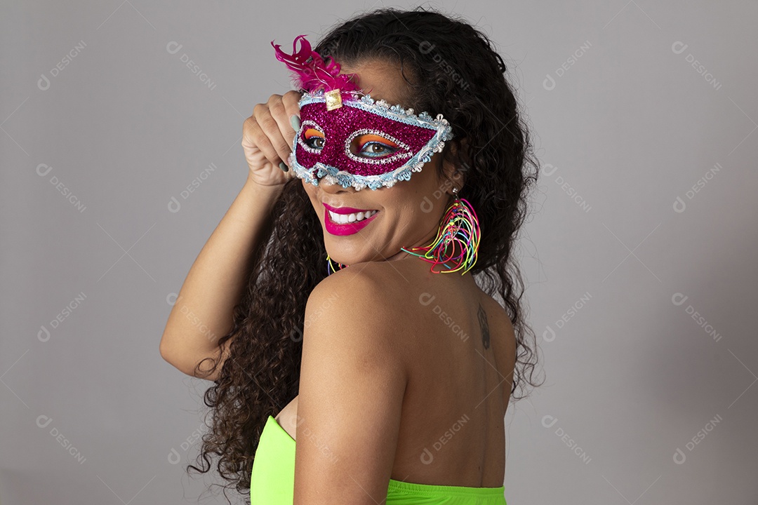 Linda morena do cabelo cacheado sorridente fantasiada sobre fundo isolado