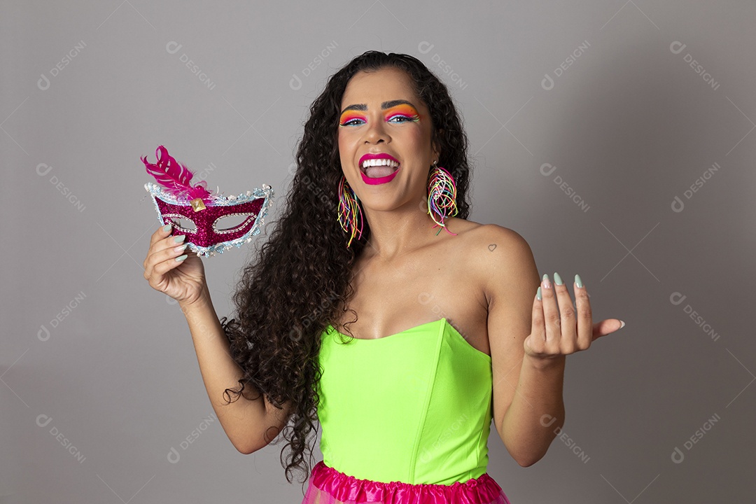 Linda morena do cabelo cacheado sorridente fantasiada sobre fundo isolado