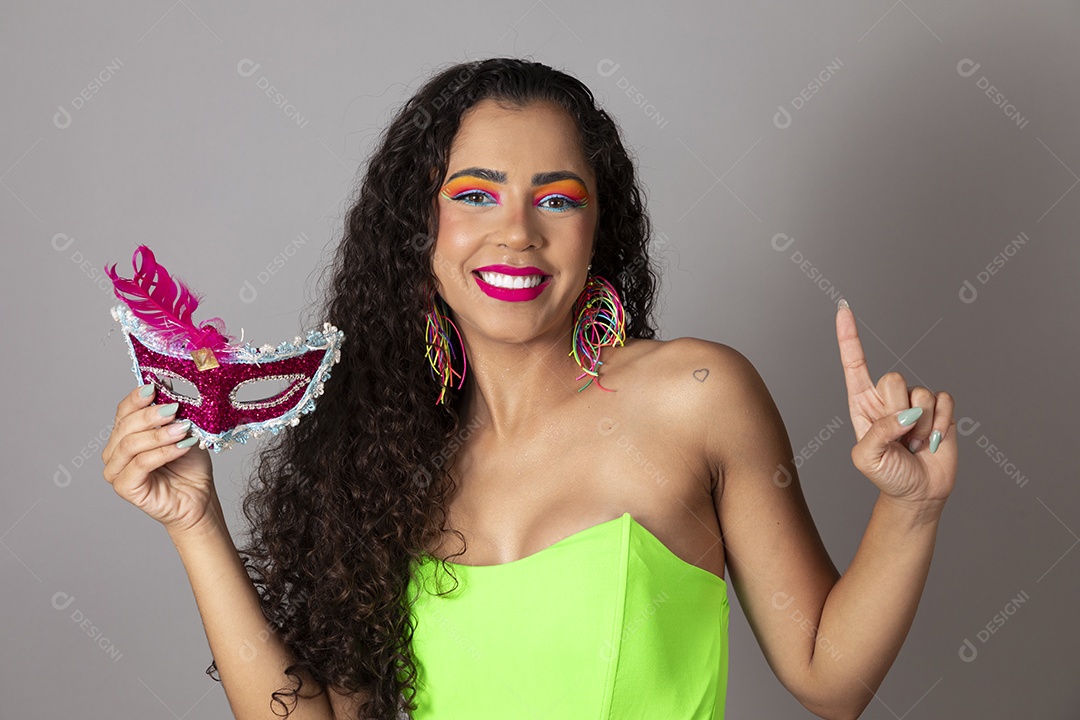 Linda morena do cabelo cacheado sorridente fantasiada sobre fundo isolado