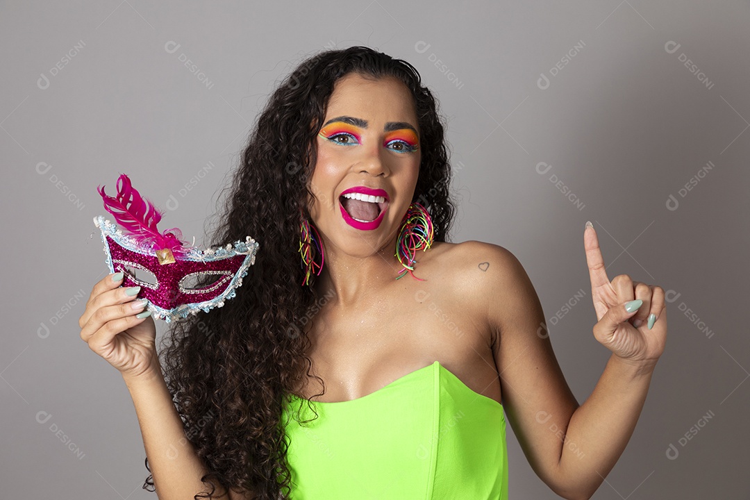 Linda morena do cabelo cacheado sorridente fantasiada sobre fundo isolado