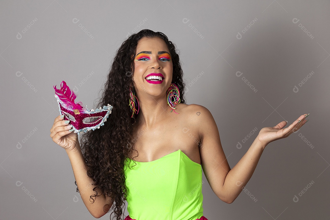 Linda morena do cabelo cacheado sorridente fantasiada sobre fundo isolado