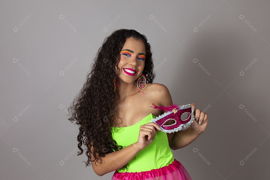 Linda morena do cabelo cacheado sorridente fantasiada sobre fundo isolado