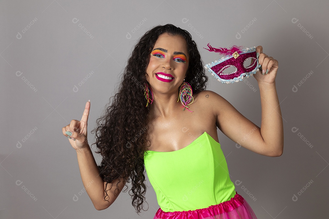 Linda morena do cabelo cacheado sorridente fantasiada sobre fundo isolado