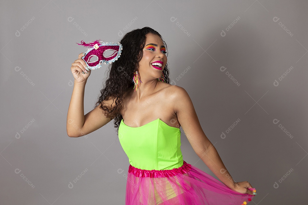 Linda morena do cabelo cacheado sorridente fantasiada sobre fundo isolado