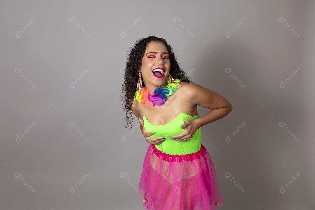 Linda morena do cabelo cacheado sorridente fantasiada sobre fundo isolado