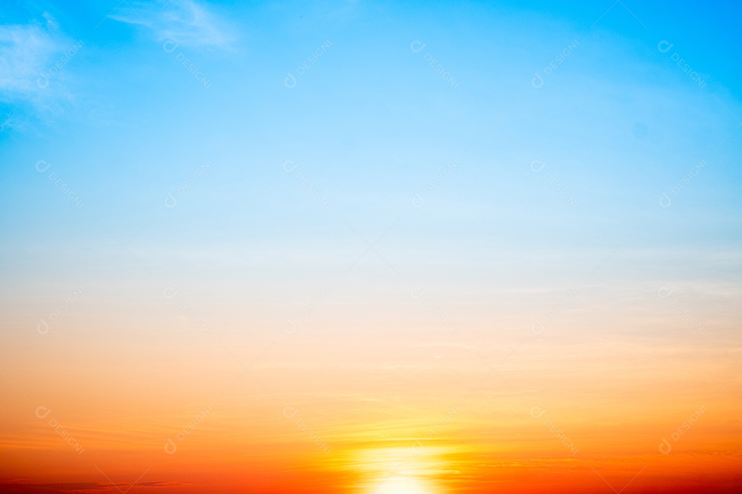 Lindas e luxuosas nuvens douradas alaranjadas com gradiente suave e luz do sol no céu azul perfeitas para o fundo