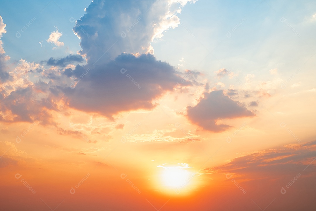 Lindas e luxuosas nuvens douradas alaranjadas com gradiente suave e luz do sol no céu azul perfeitas para o fundo