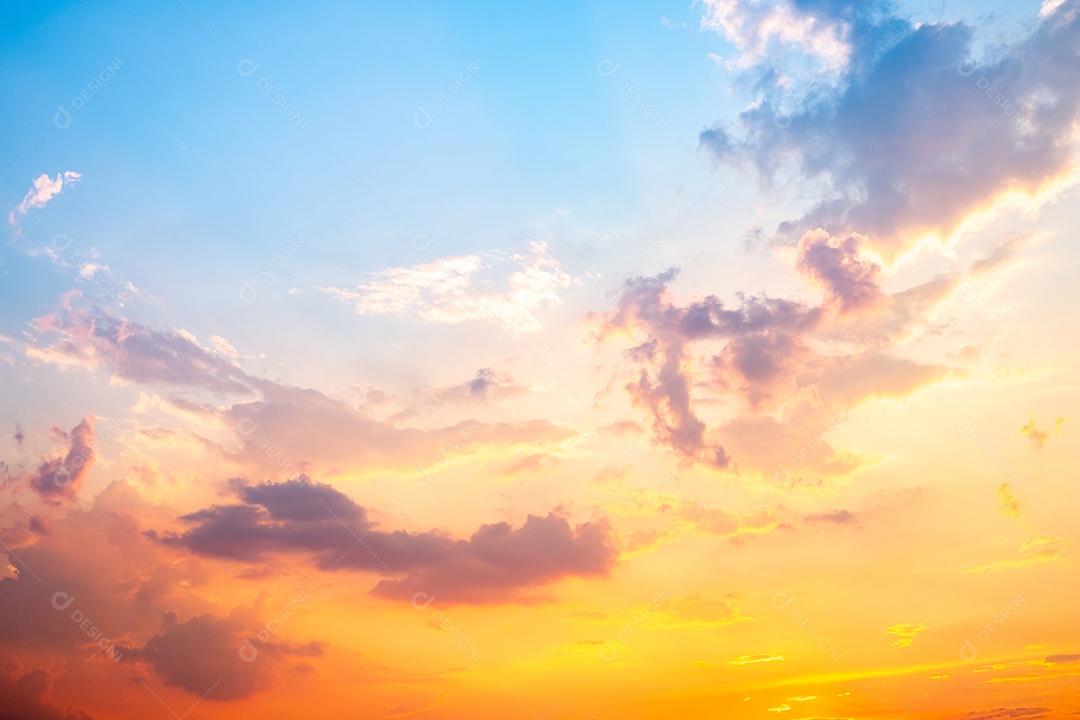 Lindas e luxuosas nuvens douradas alaranjadas com gradiente suave e luz do sol no céu azul perfeitas para o fundo