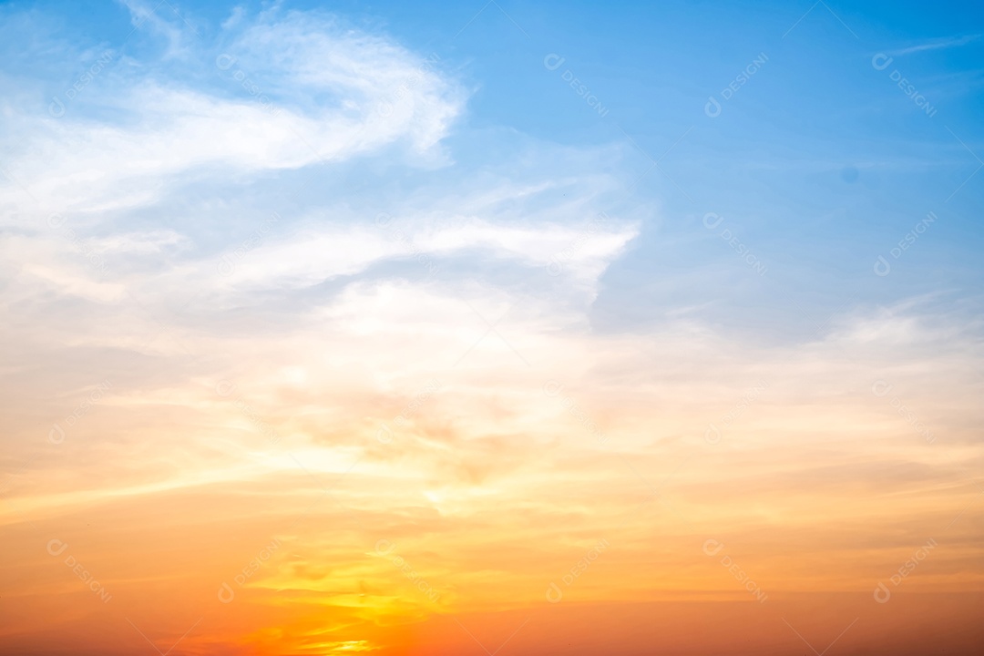Lindas e luxuosas nuvens douradas alaranjadas com gradiente suave e luz do sol no céu azul perfeitas para o fundo