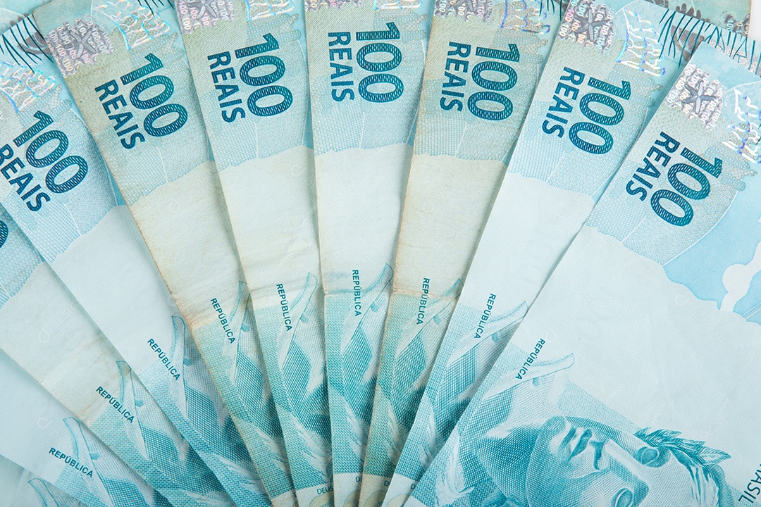 Dinheiro brasileiro close de um leque de notas de 100 reais