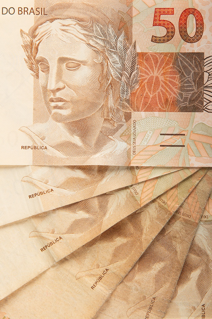 Dinheiro brasileiro close de um leque de notas de 50 reais