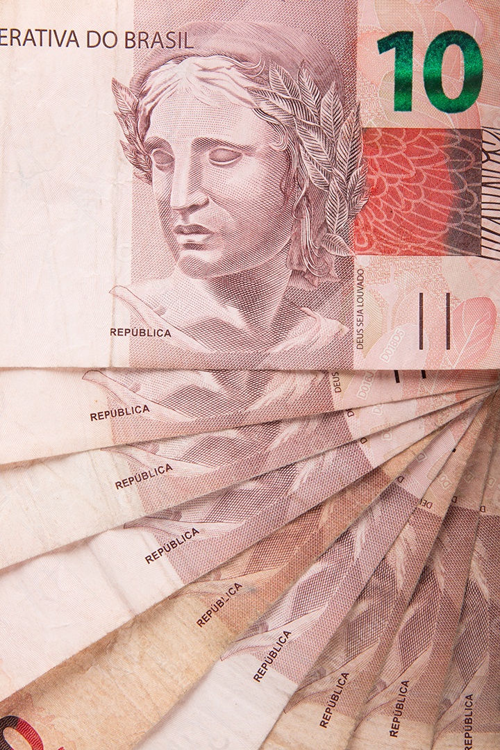 Close de várias notas de 10 reais abertas em leque