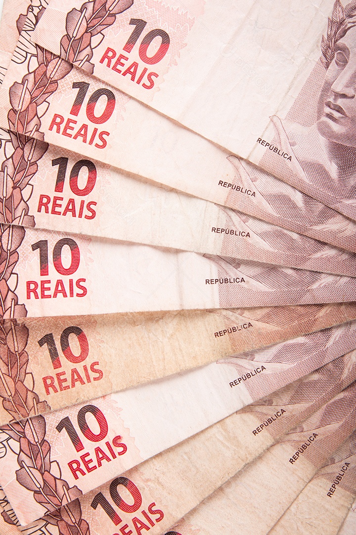 Dinheiro brasileiro um close de várias notas de 10 reais abertas em leque
