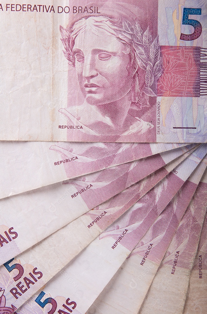 Dinheiro brasileiro um close de várias notas de 5 reais abertas em leque