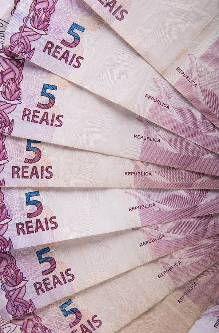 Dinheiro brasileiro um close de várias notas de 5 reais abertas em leque