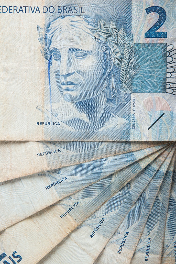 Um close de várias notas de 2 reais brasileiras abertas