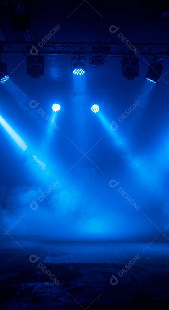 Lindo cenário com luzes e fumaça azul