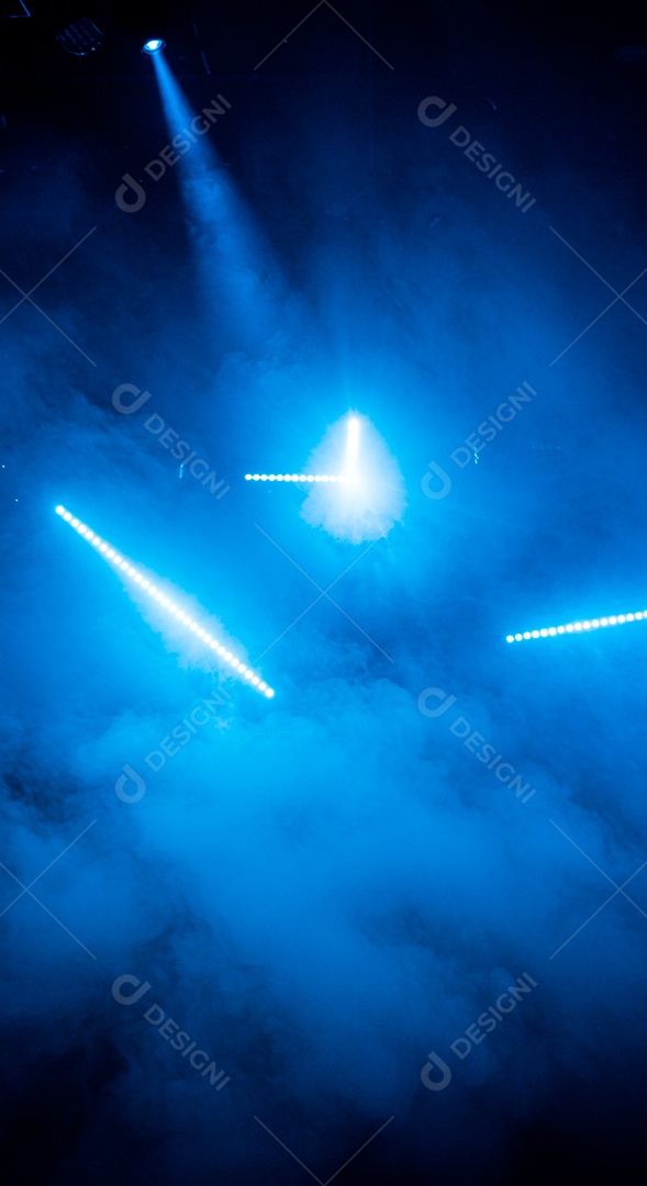Lindo cenário com luzes e fumaça azul