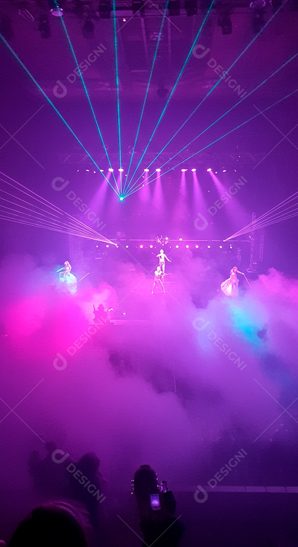 Boate iluminada pessoas curtindo