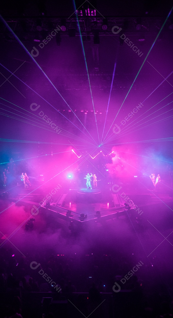 Boate iluminada pessoas curtindo