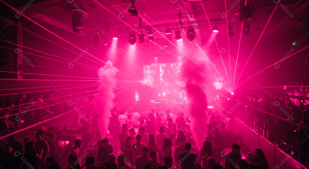 Pessoas aglomerada em evento