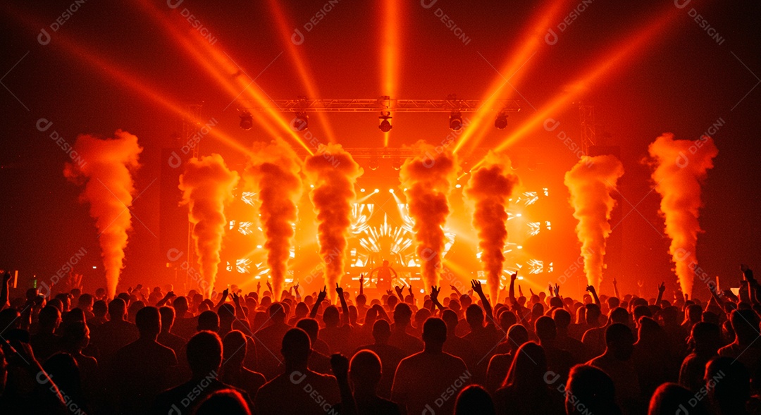 Pessoas aglomerada em evento