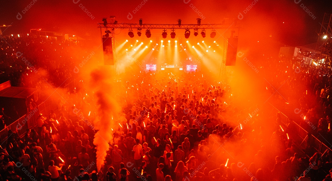 Pessoas aglomerada em evento