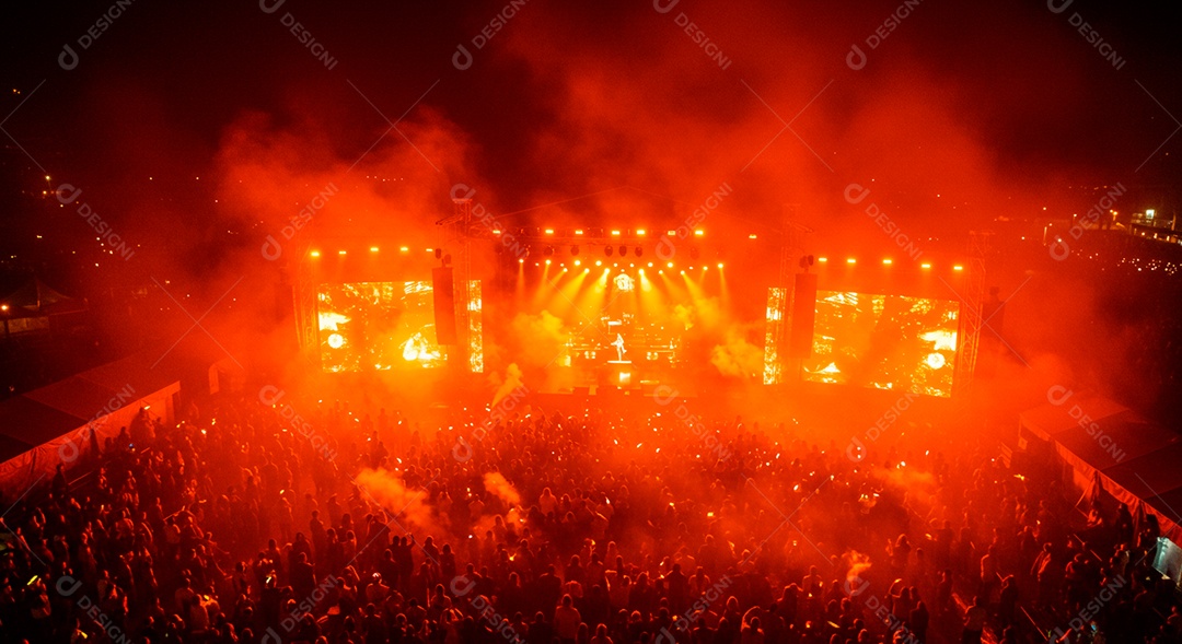 Pessoas aglomerada em evento