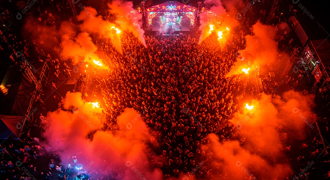 Pessoas aglomerada em evento