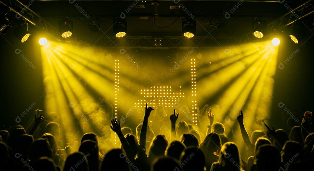 Pessoas aglomerada em evento