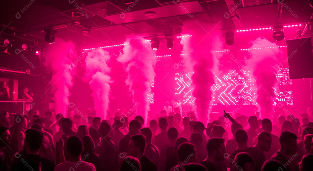 Pessoas aglomerada em evento