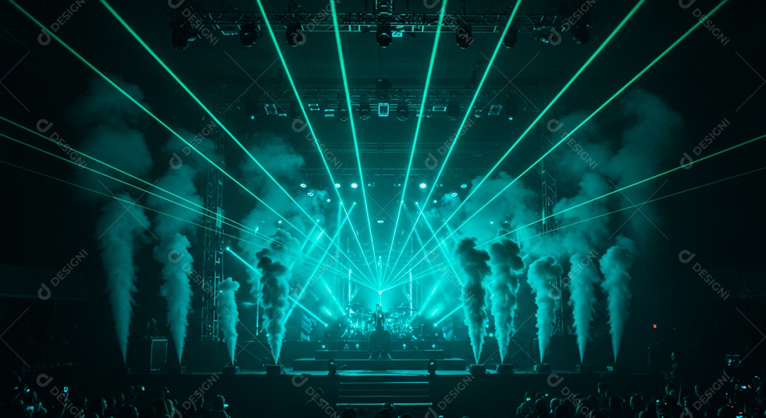 Pessoas aglomerada em evento