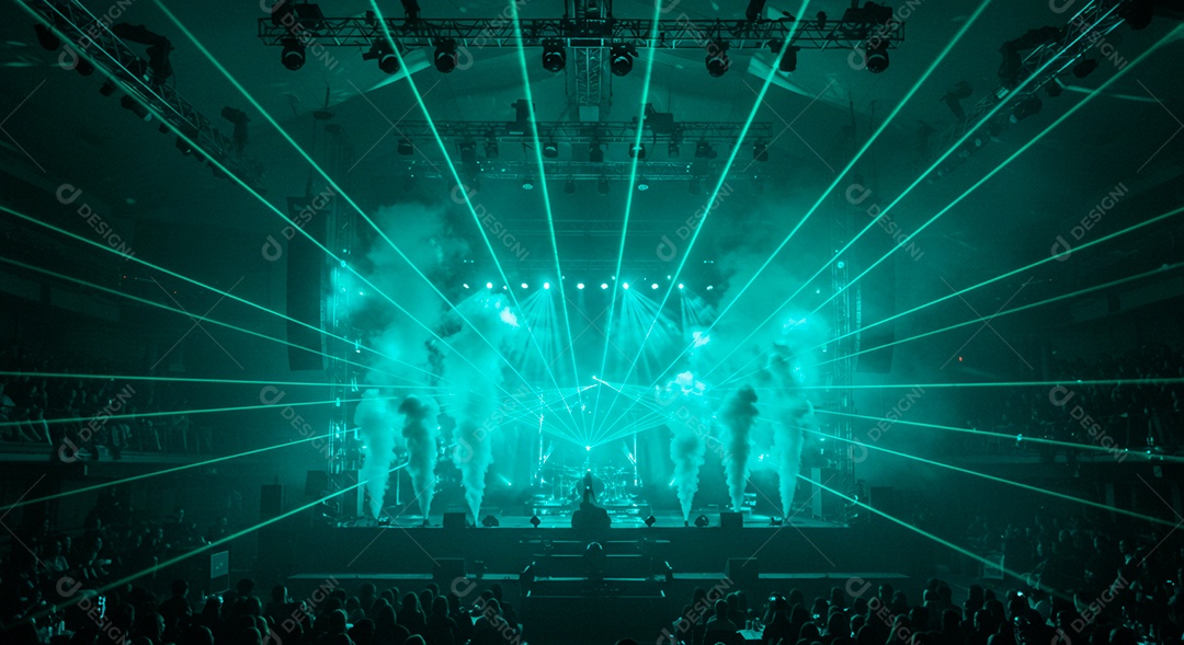 Pessoas aglomerada em evento