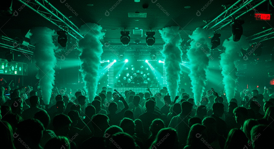 Pessoas aglomerada em evento